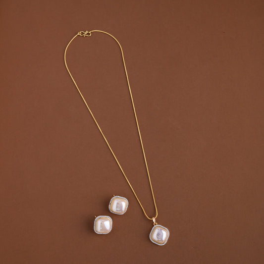 Mid - length pendent chain
