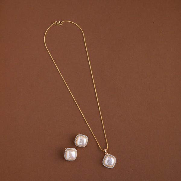 Mid - length pendent chain