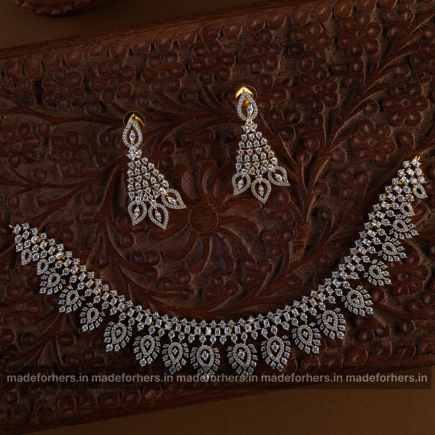 Swaros mangas diamond insp neckpiece