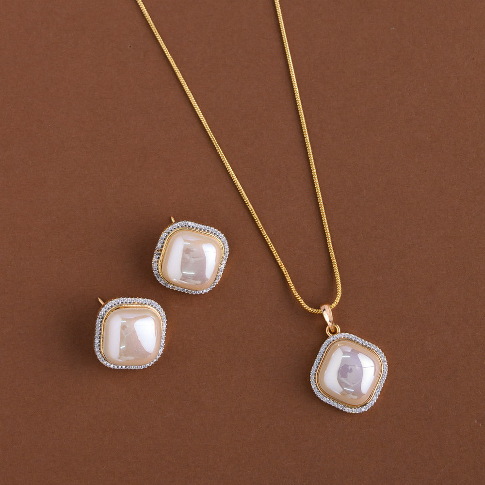 Mid - length pendent chain