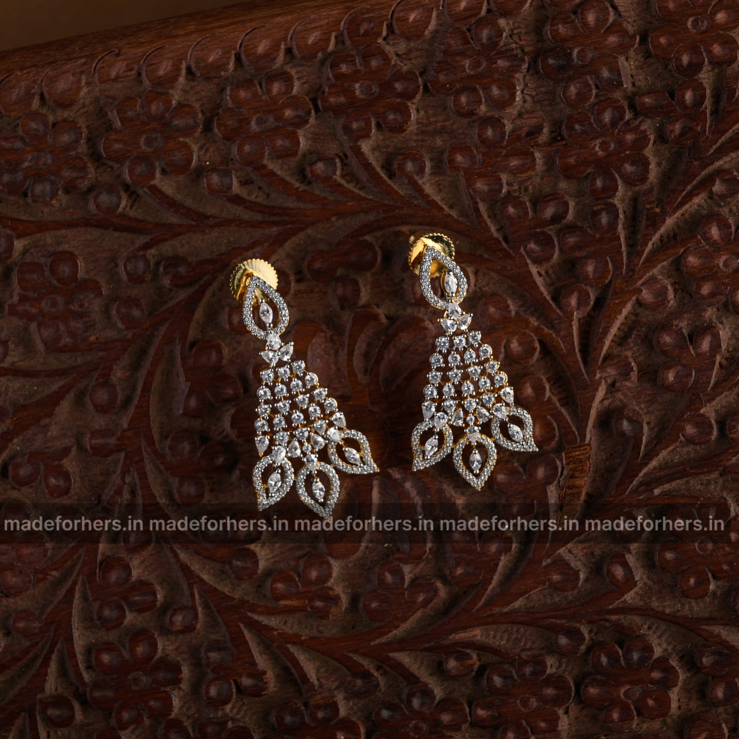 Swaros mangas diamond insp neckpiece