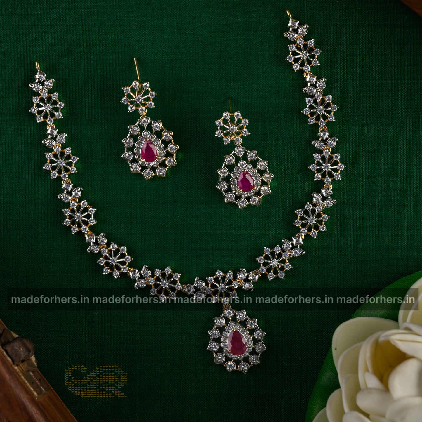 Marcel neckpiece - ruby