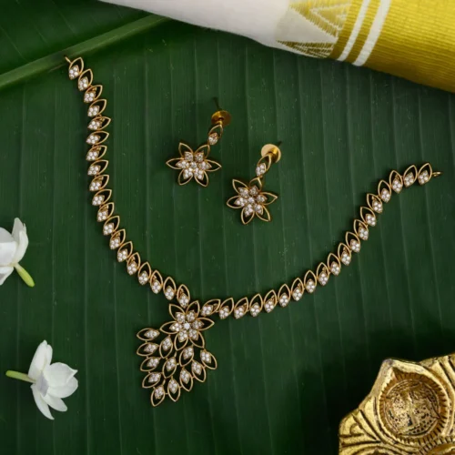 Hinnata neckpiece