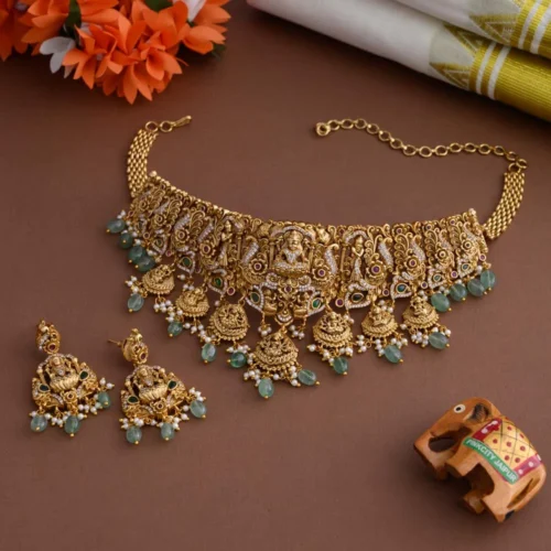 Isaivini choker